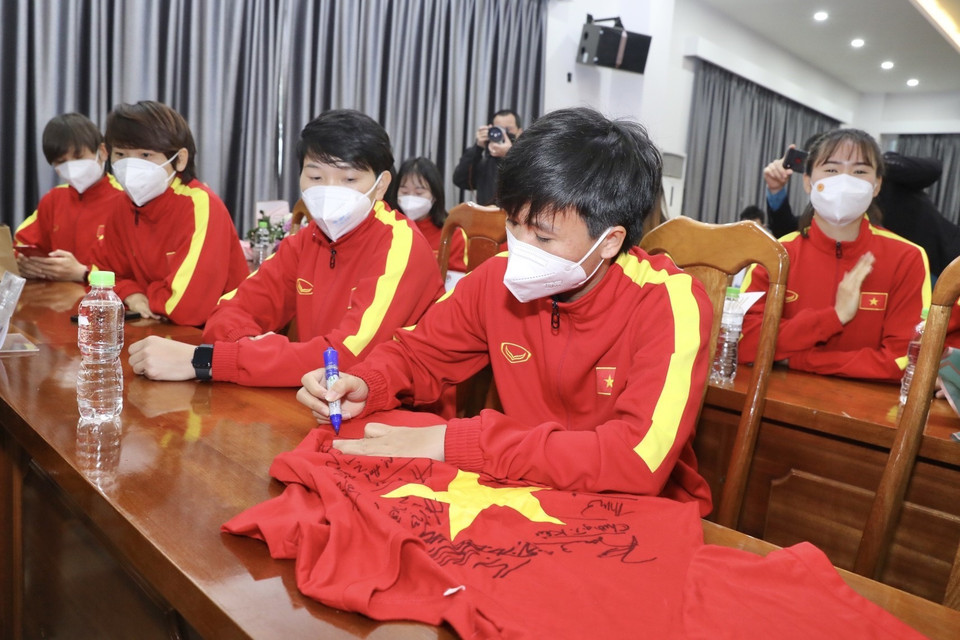 Cầu thủ Tuyết Dung ký tặng lên áo người hâm mộ.(Ảnh: Minh Quyết/TTXVN)