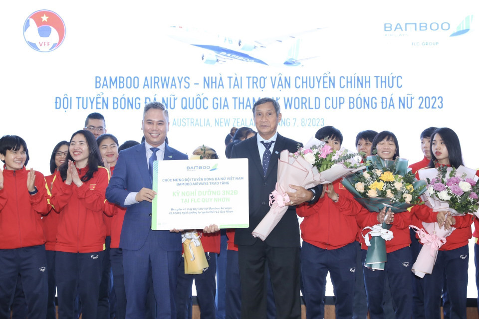 Đại diện Bamboo Airways trao tặng phần thưởng cho đội tuyển bóng đá nữ Việt Nam. (Ảnh: Minh Quyết/TTXVN)