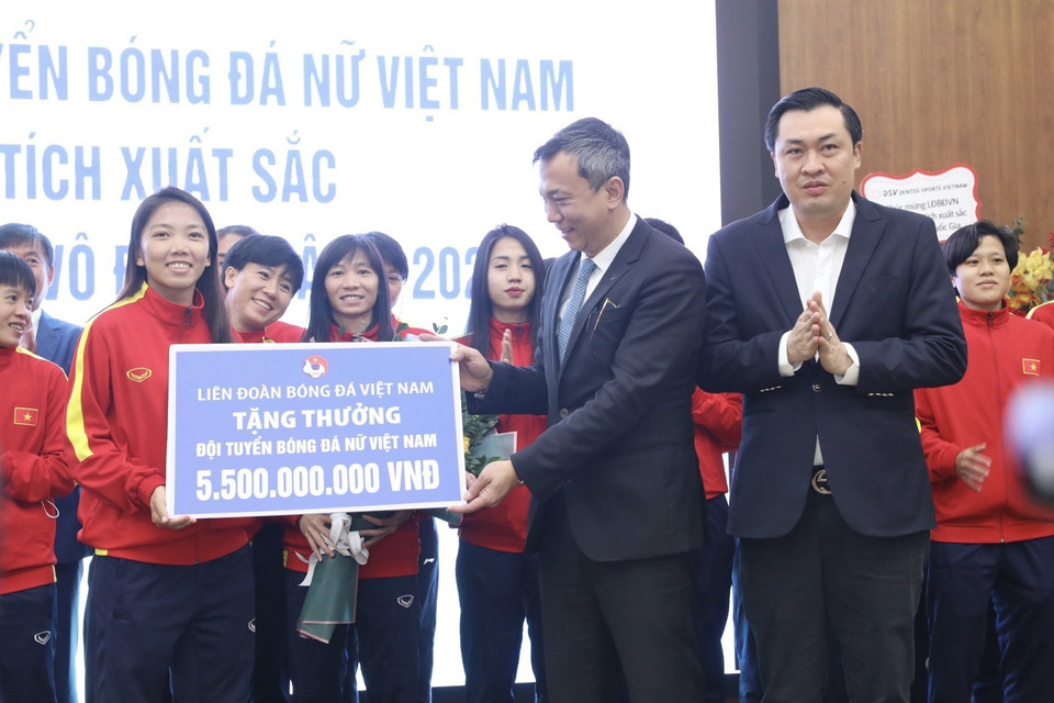 Liên đoàn Bóng đá Việt Nam (VFF) tặng đội tuyển bóng đá nữ Việt Nam 5,5 tỷ đồng. (Ảnh: Minh Quyết/TTXVN)