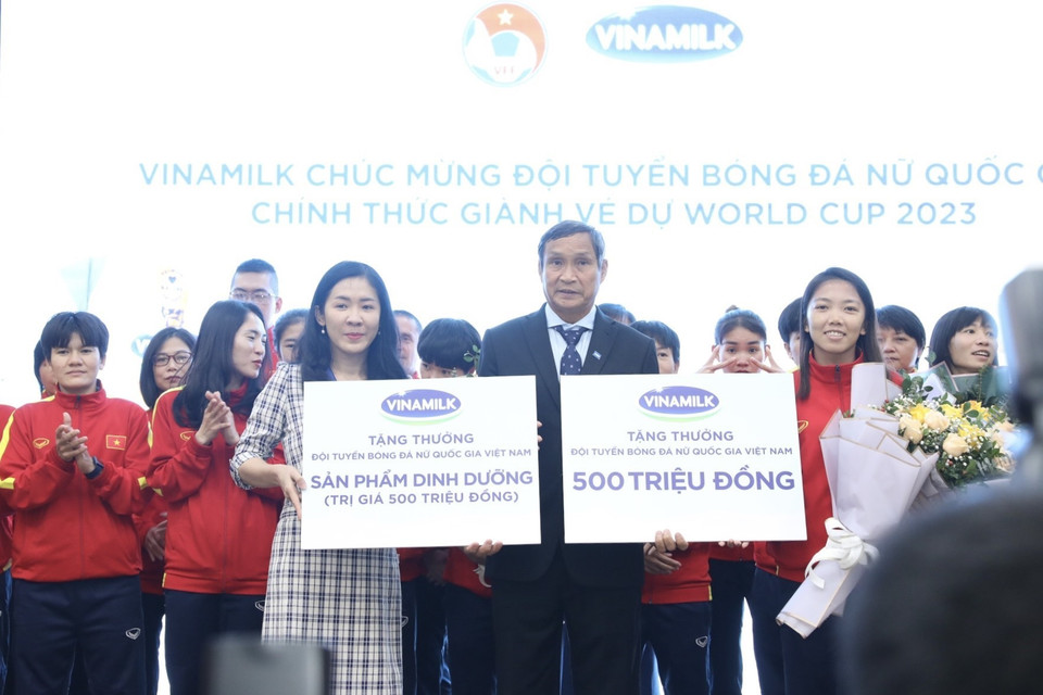 Đại diện Công ty Vinamilk tặng đội tuyển bóng đá nữ Việt Nam 500 triệu đồng. (Ảnh: Minh Quyết/TTXVN)