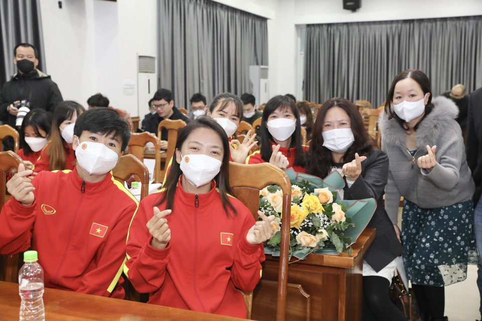Cầu thủ đội tuyển bóng đá nữ Việt Nam tại lễ mừng công. (Ảnh: Minh Quyết/TTXVN)