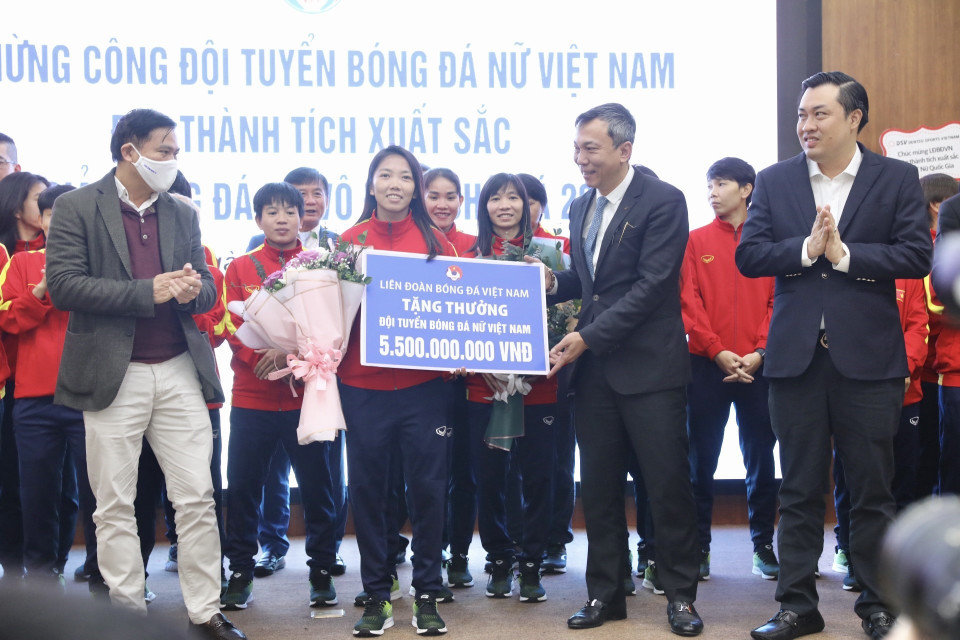 Liên đoàn Bóng đá Việt Nam (VFF) tặng đội tuyển bóng đá nữ Việt Nam 5,5 tỷ đồng. (Ảnh: Minh Quyết/TTXVN)