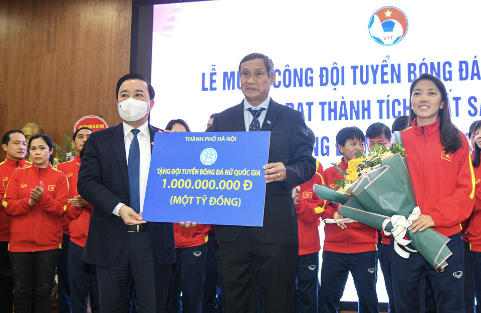 Phó Chủ tịch UBND thành phố Hà Nội Chử Xuân Dũng trao tặng đội tuyển đội tuyển bóng đá nữ Việt Nam 1 tỷ đồng. (Ảnh: Minh Quyết/TTXVN)