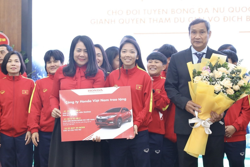 Đại diện Công ty Honda Việt Nam trao tặng phần thưởng cho huấn luyện viên và cầu thủ đội tuyển bóng đá nữ Việt Nam. (Ảnh: Minh Quyết/TTXVN)