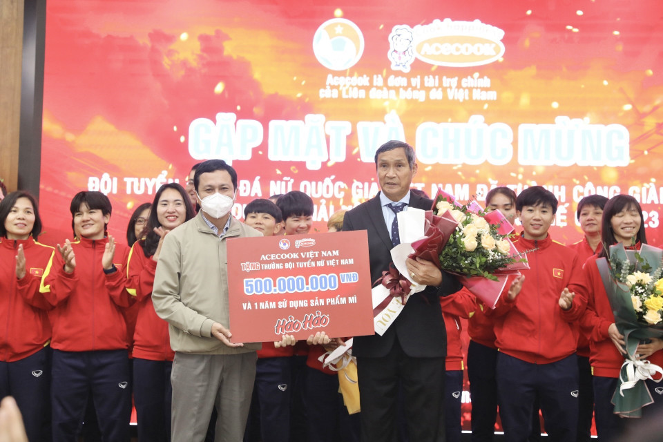 Đại diện Công ty Acecook Việt Nam tặng đội tuyển bóng đá nữ Việt Nam 500 triệu đồng. (Ảnh: Minh Quyết/TTXVN)