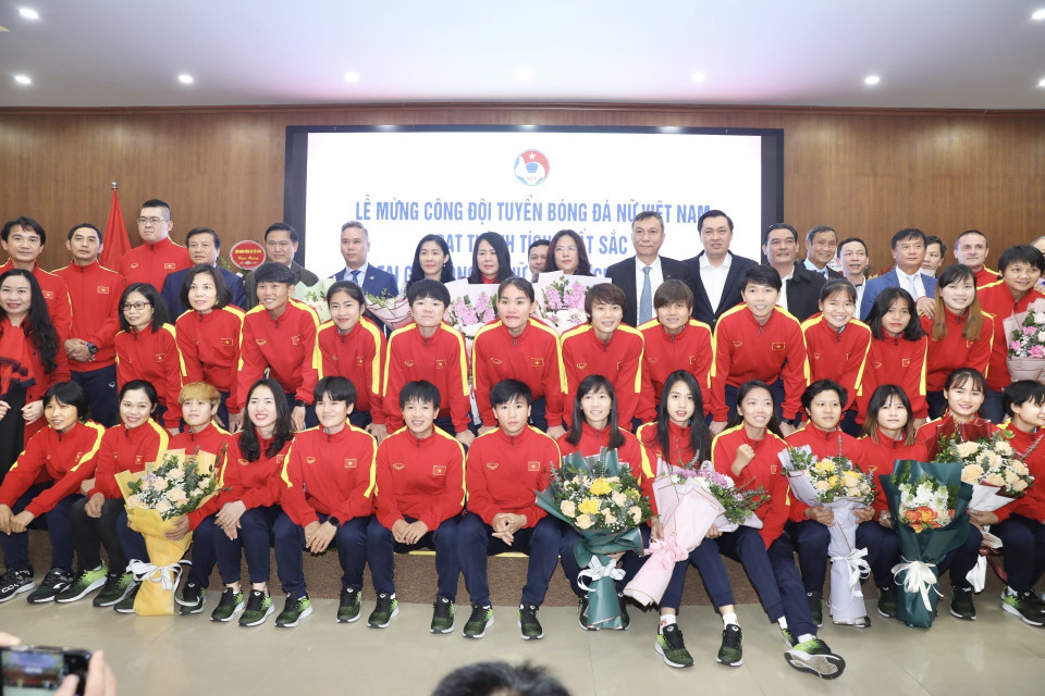 Cầu thủ đội tuyển bóng đá nữ Việt Nam tại lễ mừng công. (Ảnh: Minh Quyết/TTXVN)