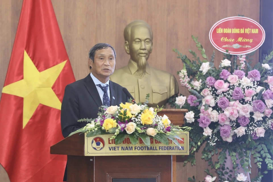 Huấn luyện viên trưởng đội tuyển bóng đá nữ Việt Nam Mai Đức Chung phát biểu. (Ảnh: Minh Quyết/TTXVN)