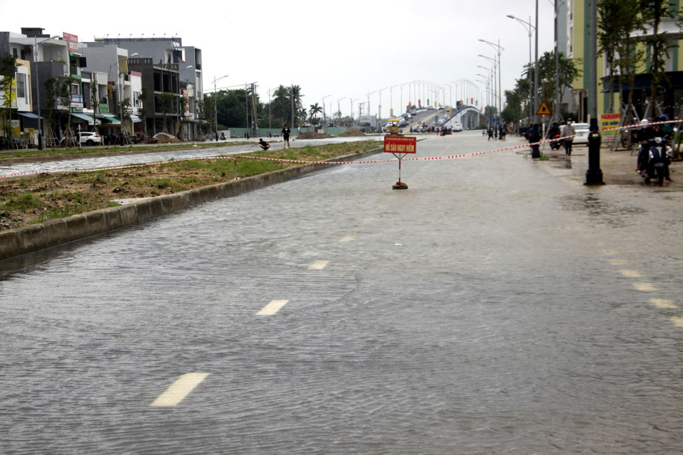 Đường Điện Biên Phủ bị ngập sâu được chính quyền địa phương căng dây không cho người dân qua lại. (Ảnh: Phước Tuệ/TTXVN)
