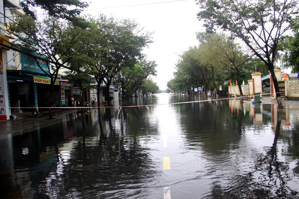 Đường Phan Chu Trinh bị ngập sâu được chính quyền địa phương căng dây không cho người dân qua lại. (Ảnh: Phước Tuệ/TTXVN)
