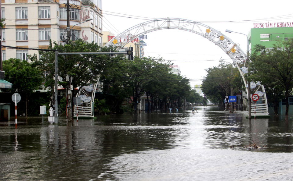 Một đoạn đường Phan Bội Châu bị ngập sâu trong nước. (Ảnh: Phước Tuệ/TTXVN)