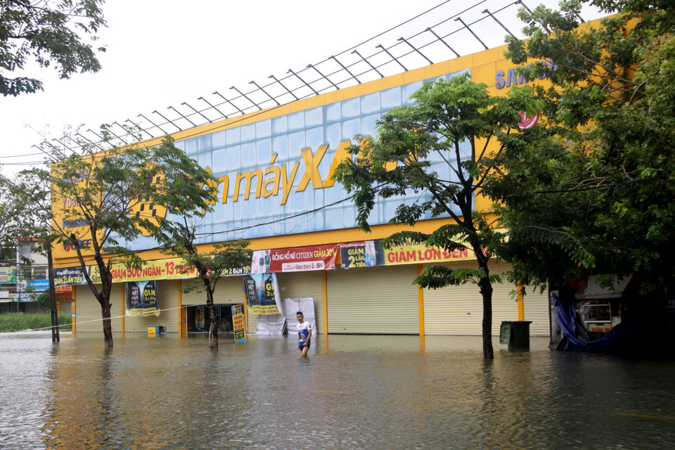 Cửa hàng Điện máy xanh ở thành phố Tam Kỳ bị ngập nước. (Ảnh: Phước Tuệ/TTXVN)