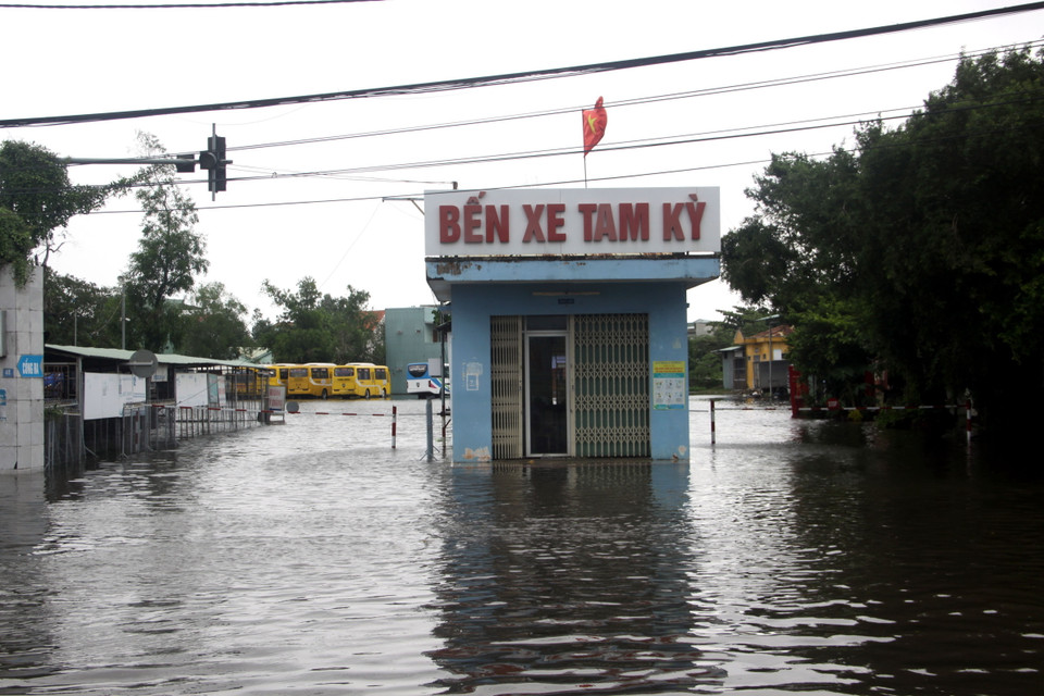 Bến xe Tam Kỳ ngập trong nước. (Ảnh: Phước Tuệ/TTXVN)