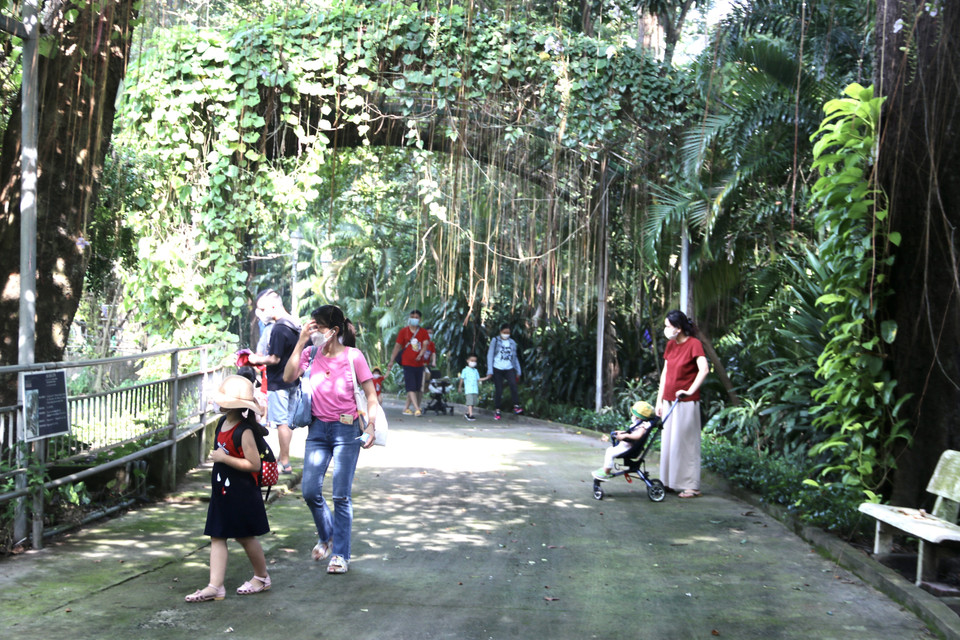 Nhiều gia đình cũng đưa trẻ nhỏ tới Thảo Cầm Viên Sài Gòn. (Ảnh: Thu Hương/TTXVN)