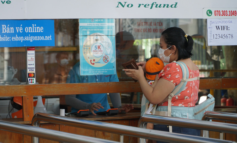 Người dân xếp hàng mua vé vào Thảo Cầm Viên Sài Gòn. (Ảnh: Thu Hương/TTXVN)