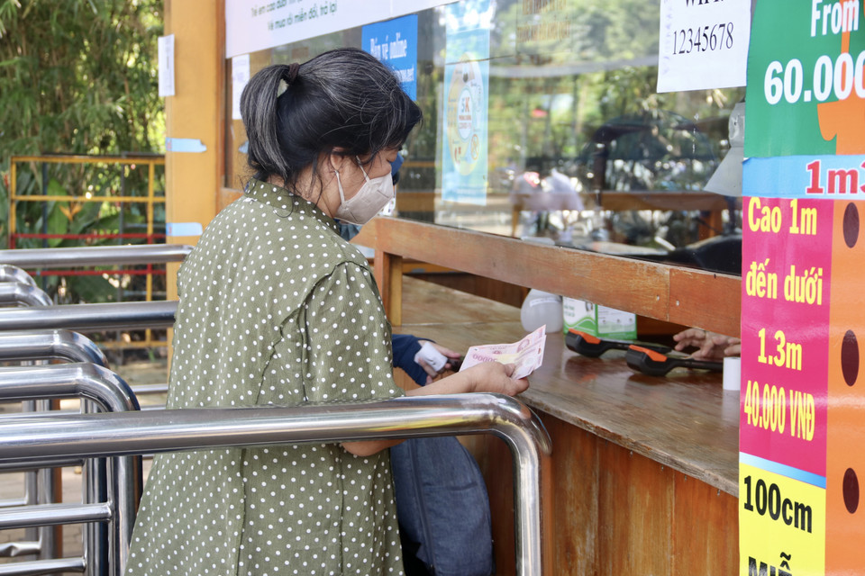 Người dân xếp hàng mua vé vào Thảo Cầm Viên Sài Gòn. (Ảnh: Thu Hương/TTXVN)