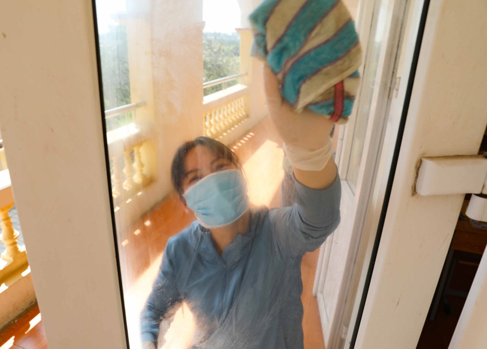 Giáo viên trường THCS Chàng Sơn, huyện Thạch Thất vệ sinh lớp học chuẩn bị đón học sinh trở lại trường. (Ảnh: Thanh Tùng/TTXVN)