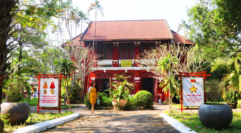Trường Quốc Học với không gian nhiều cây xanh, kiến trúc cổ kính, trở thành một điểm đến hấp dẫn với nhiều du khách. (Ảnh: Tường Vi/TTXVN)