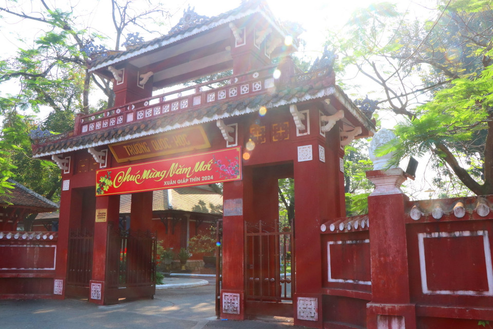 Cổng trường với lối kiến trúc cổ kính có hai tầng, tầng trên bằng gỗ, mái lợp ngói hoàng lưu ly. (Ảnh: Tường Vi/TTXVN)