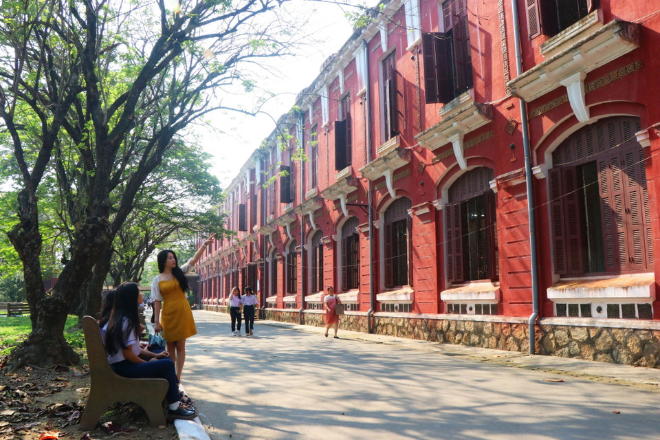 Trải qua lịch sử gần 130 năm, ngôi trường vẫn giữ được nét đẹp thật trang nghiêm và cổ kính. (Ảnh: Tường Vi/TTXVN)