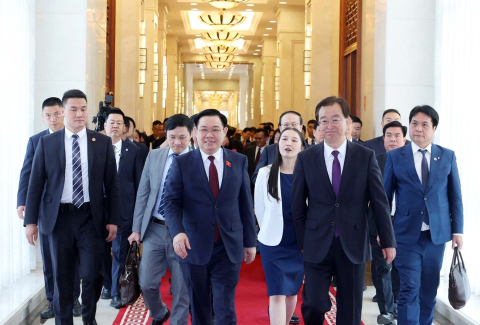 Bí thư Tỉnh ủy Vân Nam Vương Ninh đón Chủ tịch Quốc hội Vương Đình Huệ. (Ảnh: Nhan Sáng/TTXVN)