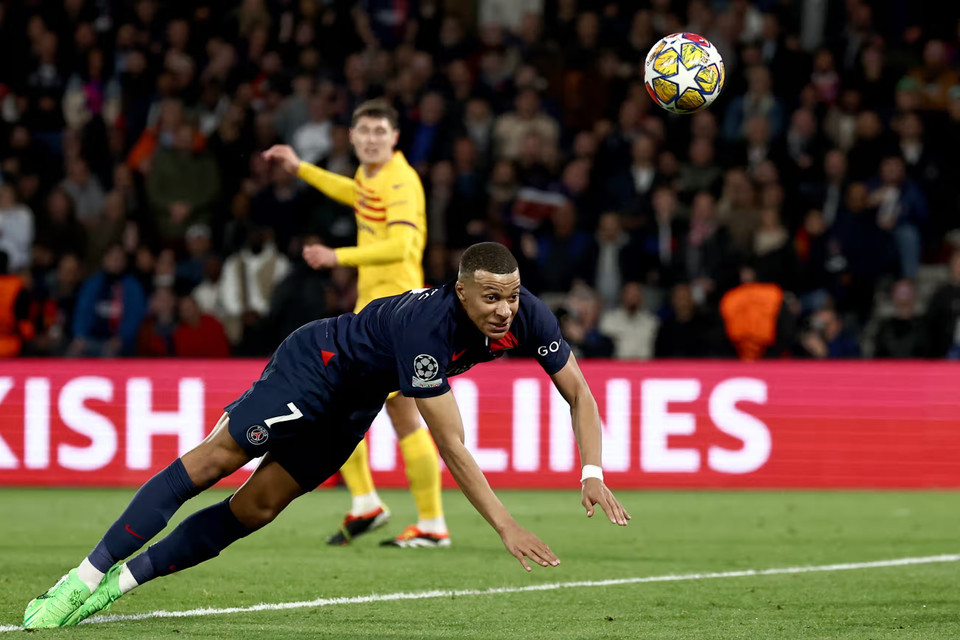 Trong khi đó, Mbappe và các đồng đội còn rất nhiều việc phải làm tại Nou Camp nếu muốn giành quyền đi tiếp. (Nguồn: AFP/Getty Images)