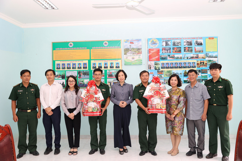 Đồn Biên phòng Tân Phú và Đồn Biên phòng cửa khẩu quốc tế Tân Nam cùng đoàn công tác tặng quà cán bộ, chiến sỹ Đồn Biên phòng Tân Phú và Đồn Biên phòng cửa khẩu quốc tế Tân Nam.(Ảnh: Giang Phương/TTXVN)