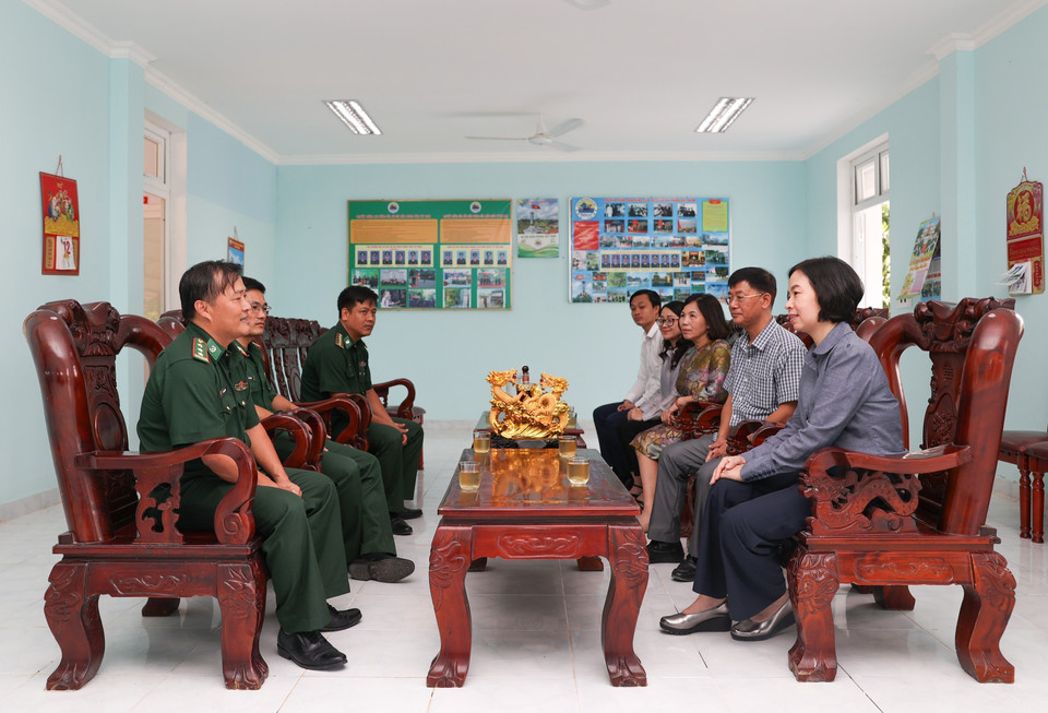 Tổng Giám đốc Thông tấn xã Việt Nam Vũ Việt Trang thăm hỏi cán bộ, chiến sỹ Bộ đội Biên phòng. (Ảnh: Giang Phương/TTXVN)