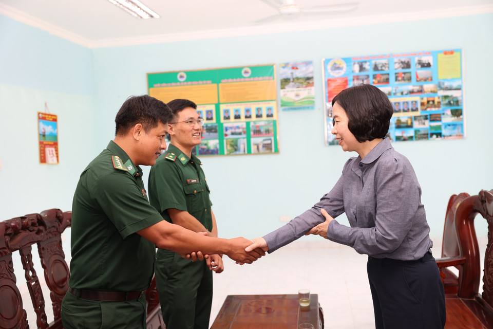 Tổng Giám đốc Thông tấn xã Việt Nam Vũ Việt Trang động viên cán bộ, chiến sĩ Bộ đội Biên phòng. (Ảnh: Giang Phương/TTXVN)