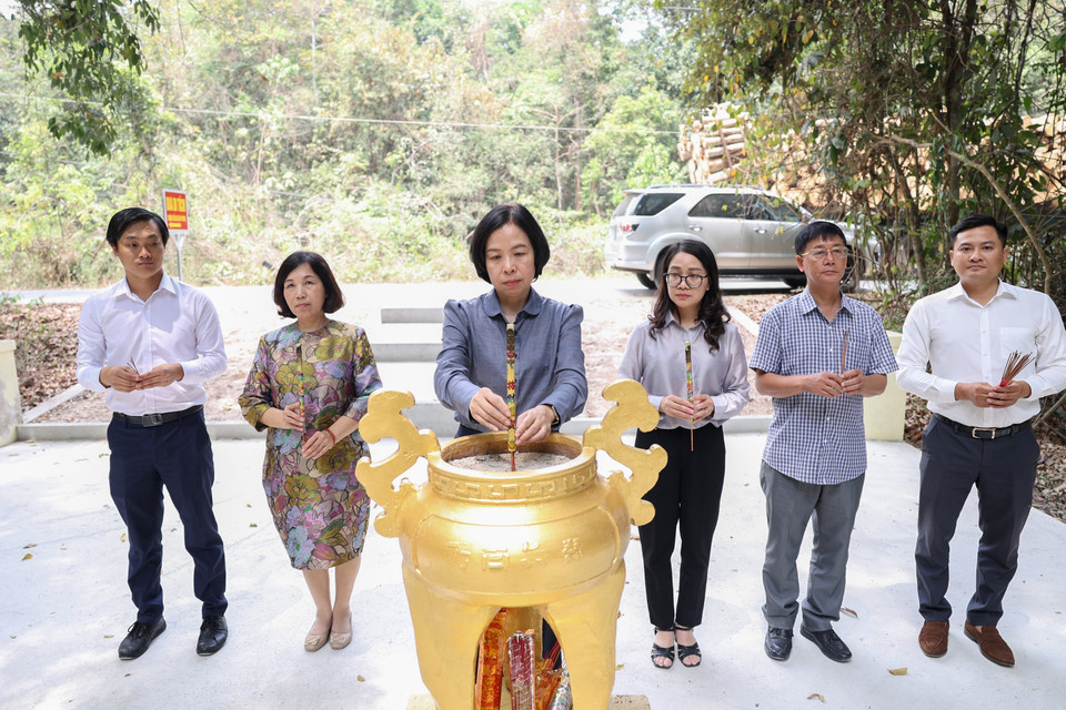 Tổng Giám đốc Thông tấn xã Việt Nam Vũ Việt Trang thắp hương tại Bia tưởng niệm Thông tấn xã Giải phóng. (Ảnh: Giang Phương/TTXVN)