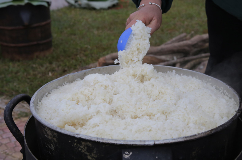 Gạo nếp được đồ thành xôi trắng, nguyên liệu chính để giã bánh giầy. (Ảnh: Quý Trung/TTXVN)