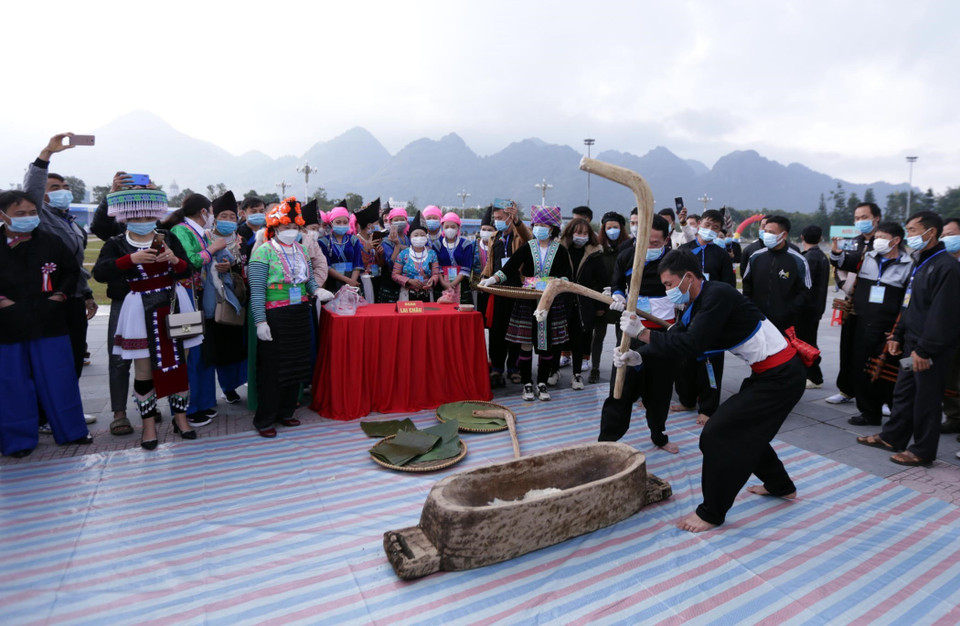 Các đội chọn ra những chàng trai khỏe mạnh để thi giã, giã càng nhanh bánh giầy càng có độ dẻo và ngon. (Ảnh: Quý Trung/TTXVN)