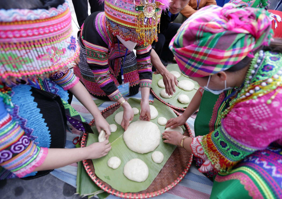 Các thành viên của các đội tập trung thời gian nhanh nhất để nặn ra những chiếc bánh giầy có thẩm mỹ đẹp hấp dẫn du khách. (Ảnh: Quý Trung/TTXVN)