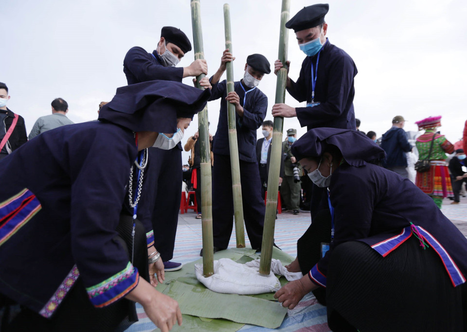 Tỉnh Lạng Sơn là đơn vị duy nhất giã bánh giầy không cần cối mà vật dụng đơn giản là chầy được làm bằng những đoạn tre thẳng và bao tải dứa. (Ảnh: Quý Trung/TTXVN)
