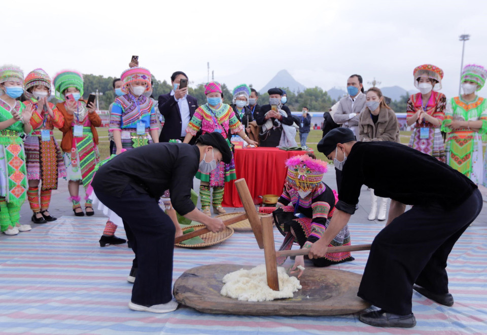 Sau khi các đội chuẩn bị dụng cụ cũng như nguyên vật liệu đầy đủ, Ban tổ chức phát hiệu lệnh tính thời gian thi giã bánh giầy trong 30 phút. (Ảnh: Quý Trung/TTXVN)