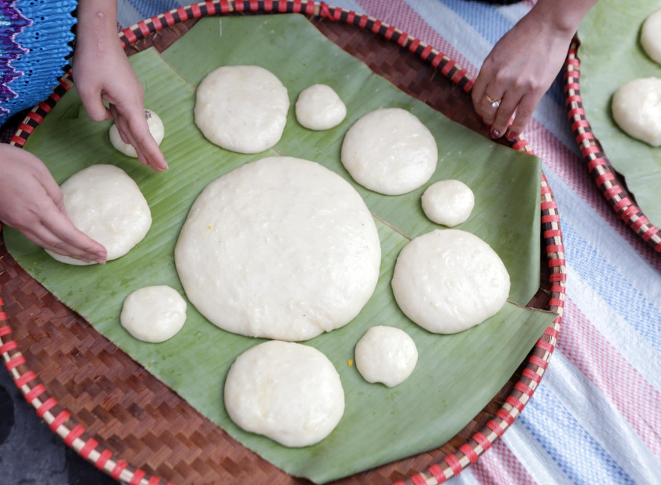 Sau thời gian hơn 20 phút, nhiều đội đã cho ra những chiếc bánh giầy đẹp mắt, thơm ngon từ những bàn tay khéo léo của phụ nữ dân tộc Mông. (Ảnh: Quý Trung/TTXVN)