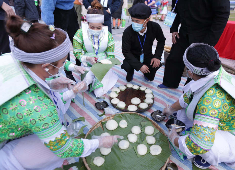 Các thành viên tập trung mỗi người một việc với những bàn tay khéo léo để nặn ra những chiếc bánh giầy thơm ngon thẩm mỹ nhất. (Ảnh: Quý Trung/TTXVN)