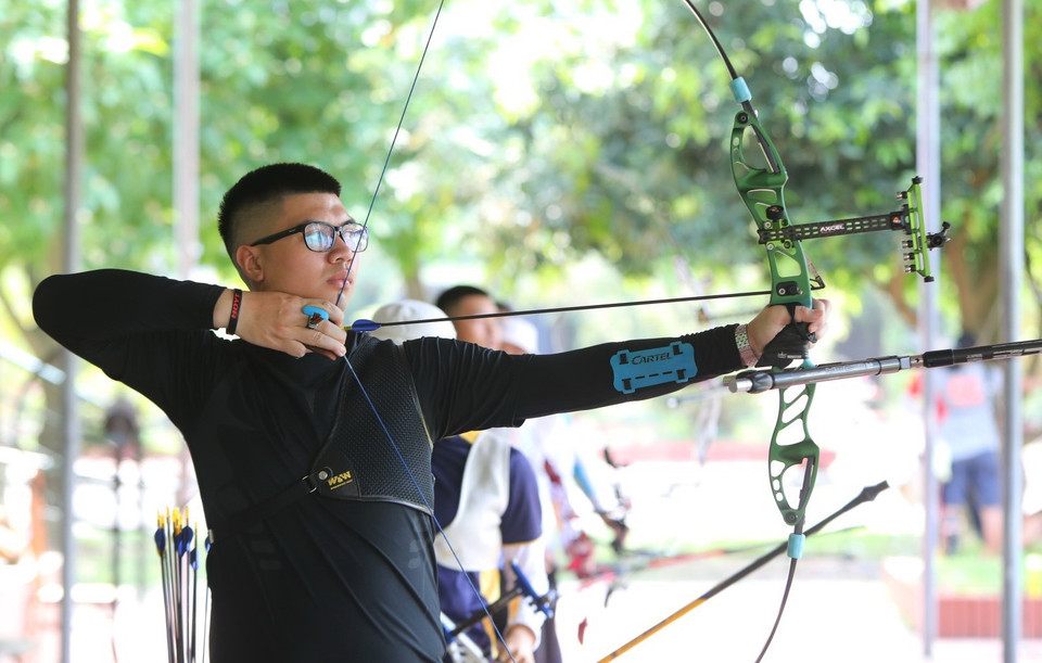 Nguyễn Hoàng Phi Vũ, VĐV Đội tuyển bắn cung Việt Nam đã vượt qua vòng loại Olympic Tokyo 2020 bắt đầu tập luyện trở lại. (Ảnh: Thành Đạt/TTXVN)