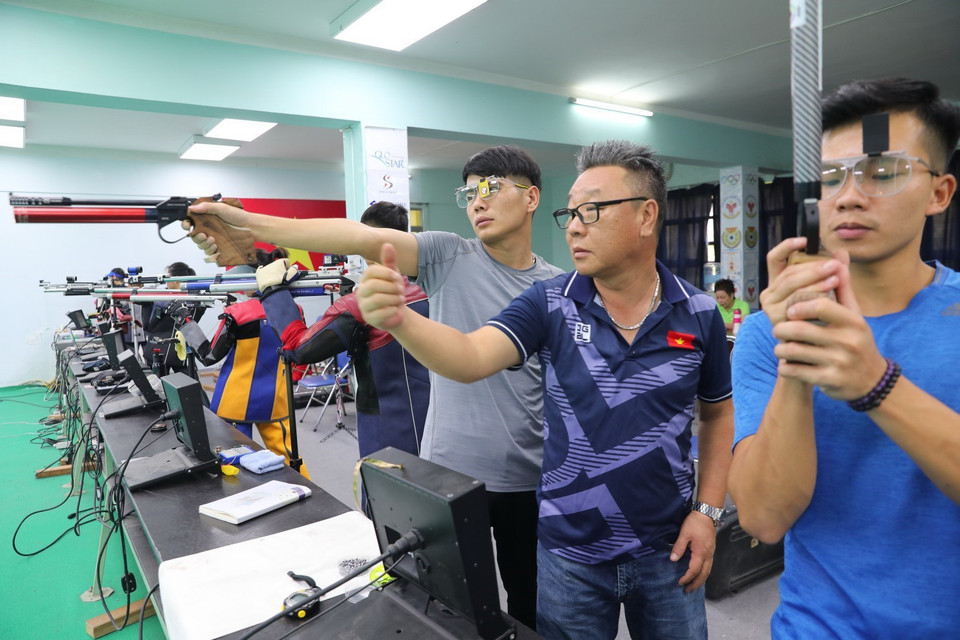 Các huấn luyện viên chuẩn bị giáo án tập luyện mới cho Đội tuyển Bắn súng quốc gia sau 1 thời gian nghỉ vì dịch COVID-19. (Ảnh: Thành Đạt/TTXVN)