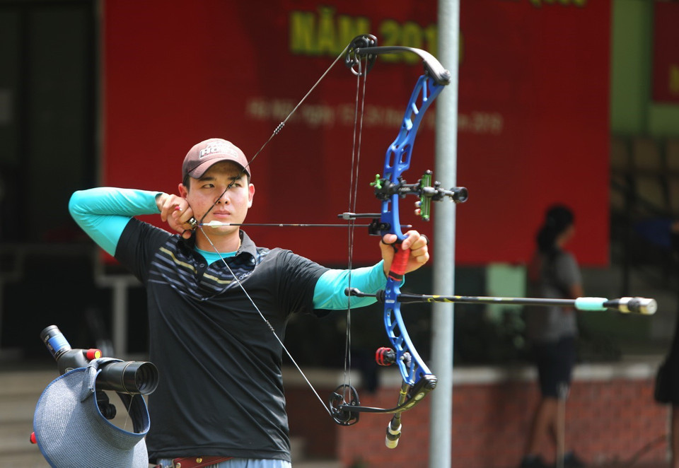 Vận động viên Nguyễn Văn Đầy, Huy chương Bạc Giải vô địch bắn cung Châu Á 2019 bắt đầu tập luyện trở lại. (Ảnh: Thành Đạt/TTXVN)