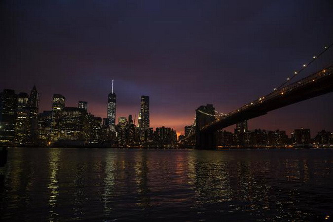 Mặt Trời biến mất sau những tòa nhà cao tầng ở Manhattan, New York. (Nguồn: Reuters)