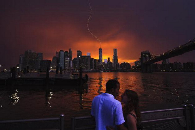 Cảnh tượng tia sét đánh vào Trung tâm Thương mại One World ở Manhattan nhìn từ bến tàu ở Brooklyn. (Nguồn: Reuters)