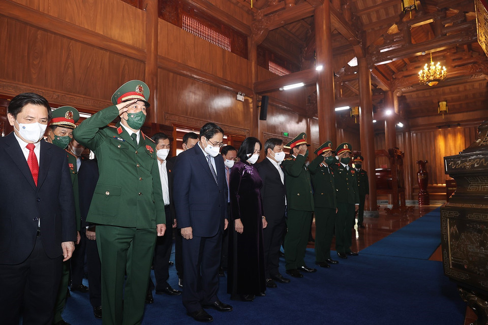 Thủ tướng Phạm Minh Chính dâng hương tưởng niệm Chủ tịch Hồ Chí Minh và các anh hùng liệt sỹ tại Quảng Bình. (Ảnh: Dương Giang/TTXVN)