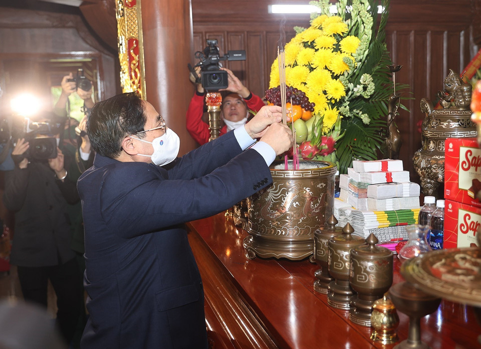Thủ tướng Phạm Minh Chính dâng hương tưởng niệm Chủ tịch Hồ Chí Minh và các anh hùng liệt sỹ tại Quảng Bình. (Ảnh: Dương Giang/TTXVN)