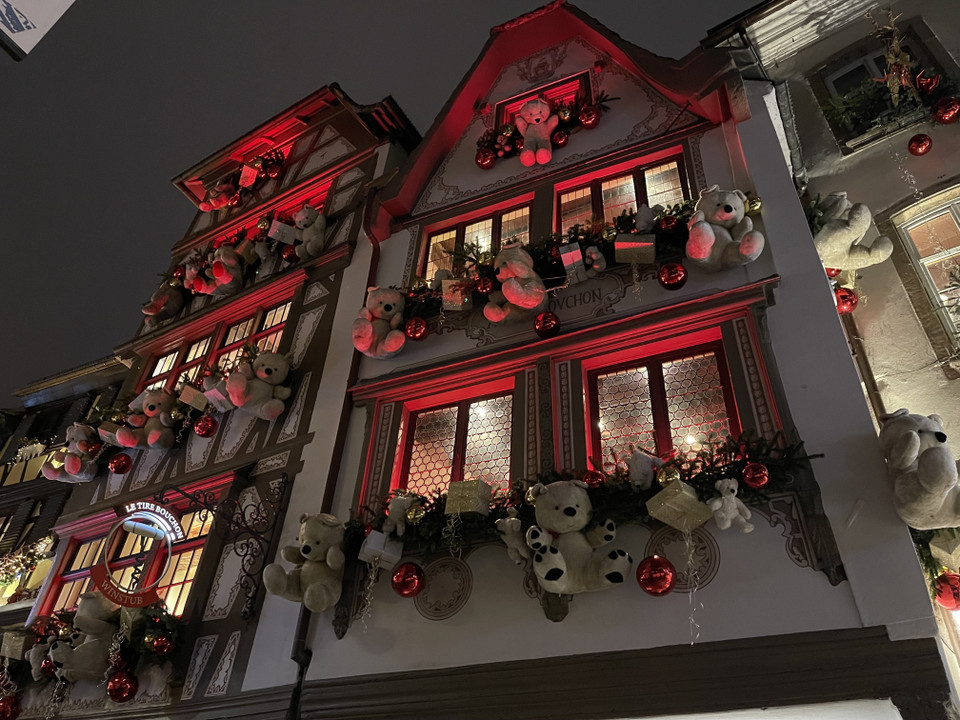 Các ngôi nhà được trang trí bằng đèn màu, gấu bông và những món quà nhiều màu sắc. (Ảnh: Nguyễn Thu Hà/TTXVN)