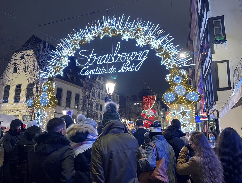 Cổng chính vào chợ Noel Strasbourg. (Ảnh: Nguyễn Thu Hà/TTXVN)