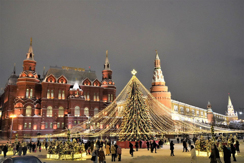 Cây thông noel trước cửa Bảo tàng Lịch sử. (Ảnh: Duy Trinh/TTXVN)