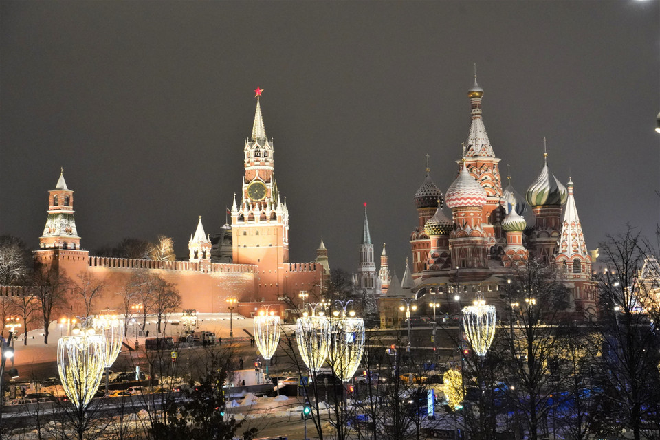 Đèn trang trí hình cốc rượu mừng năm mới tại Điện Kremlin. (Ảnh: Duy Trinh/TTXVN)