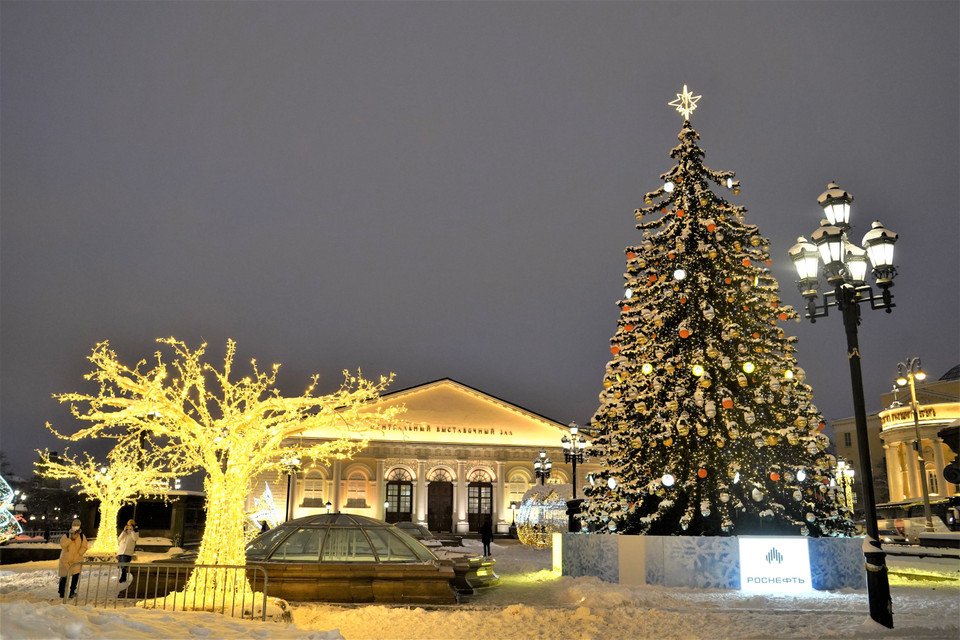 Cây thông Noel trước cửa khu triển lãm Manezh. (Ảnh: Duy Trinh/TTXVN)