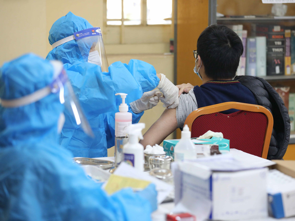 Học sinh trường THPT Việt Đức được tiêm mũi 2 vaccine phòng COVID-19 trong sáng 22/12. (Ảnh: Thanh Tùng/TTXVN)