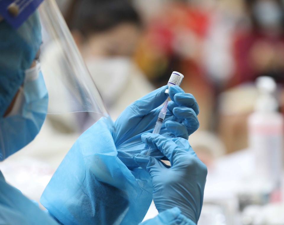 Vaccine phòng COVID-19 được sử dụng tiêm mũi 2 cho học sinh trường THPT Việt Đức. (Ảnh: Thanh Tùng/TTXVN)